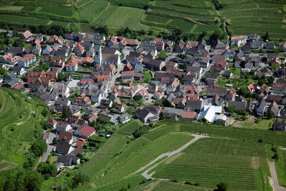 Vogtsburg im Kaiserstuhl aus der Vogelperspektive: Dorf - Ansicht von Vogtsburg im Kaiserstuhl- Oberbergen im Bundesland Baden-Württemberg