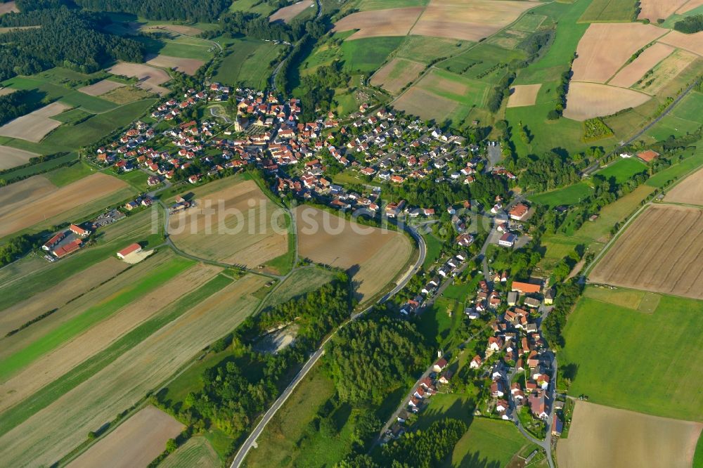 Luftaufnahme Breitbrunn-Hermannsberg - Dorf - Ansicht der zum Landkreis Haßberge gehörenden Gemeinde Breitbrunn-Hermannsberg im Bundesland Bayern