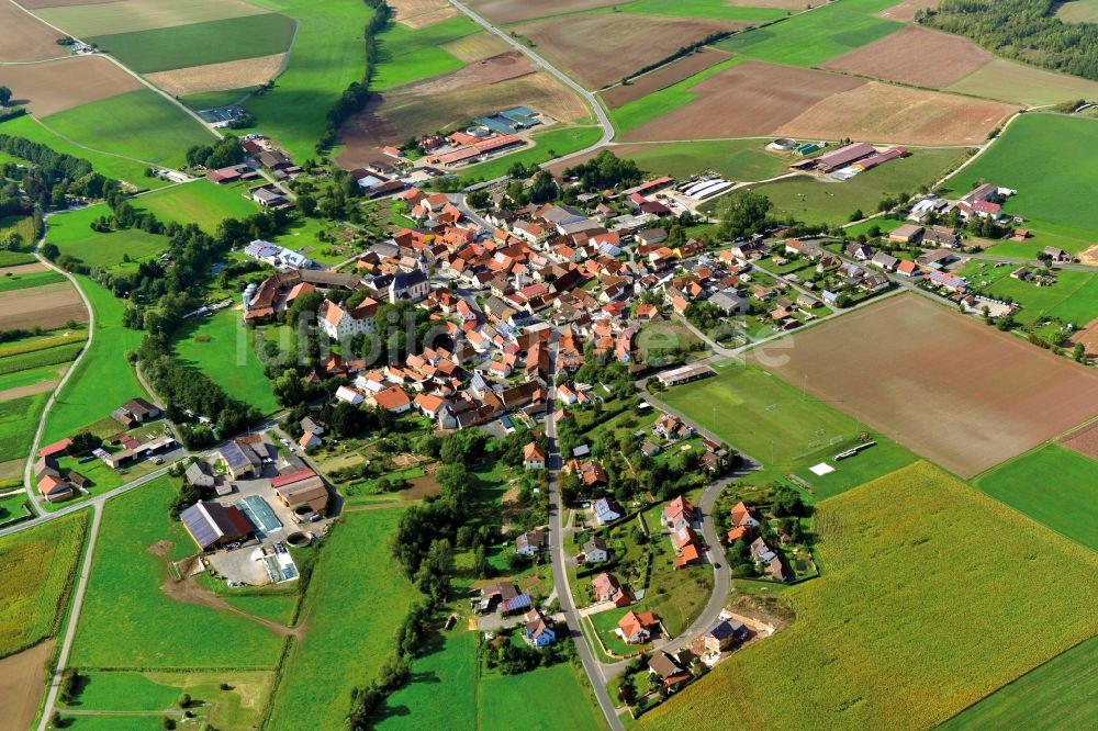 Bundorf aus der Vogelperspektive: Dorf - Ansicht der zum Landkreis Haßberge gehörenden Gemeinde Bundorf im Bundesland Bayern