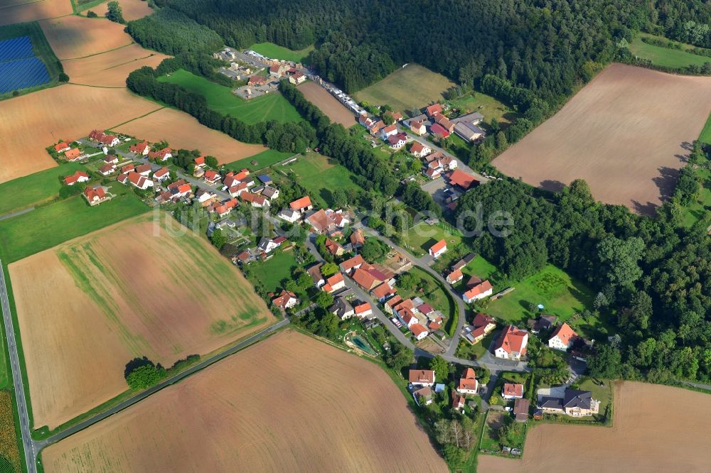 Eichelberg von oben - Dorf - Ansicht der zum Landkreis Haßberge gehörenden Gemeinde Eichelberg im Bundesland Bayern