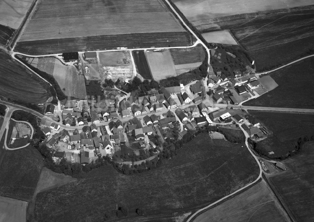 Falsbrunn aus der Vogelperspektive: Dorf - Ansicht der zum Landkreis Haßberge gehörenden Gemeinde Falsbrunn im Bundesland Bayern