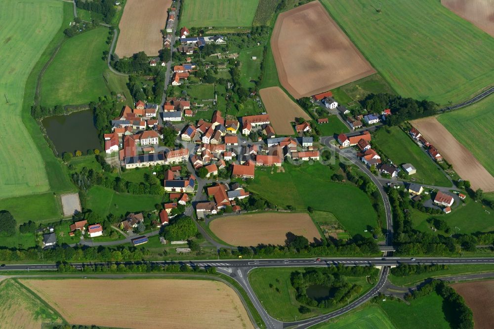 Fischbach von oben - Dorf - Ansicht der zum Landkreis Haßberge gehörenden Gemeinde Fischbach im Bundesland Bayern