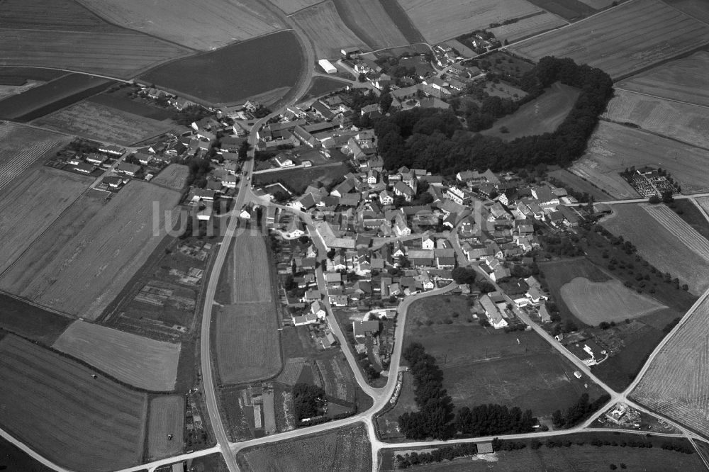 Friesenhausen aus der Vogelperspektive: Dorf - Ansicht der zum Landkreis Haßberge gehörenden Gemeinde Friesenhausen im Bundesland Bayern