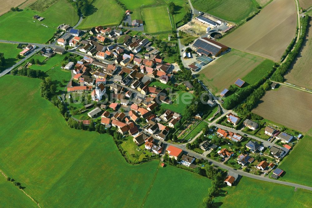 Gemeinfeld aus der Vogelperspektive: Dorf - Ansicht der zum Landkreis Haßberge gehörenden Gemeinde in Gemeinfeld im Bundesland Bayern