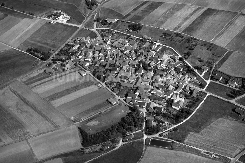 Happertshausen von oben - Dorf- Ansicht der zum Landkreis Haßberge gehörenden Gemeinde Happertshausen im Bundesland Bayern