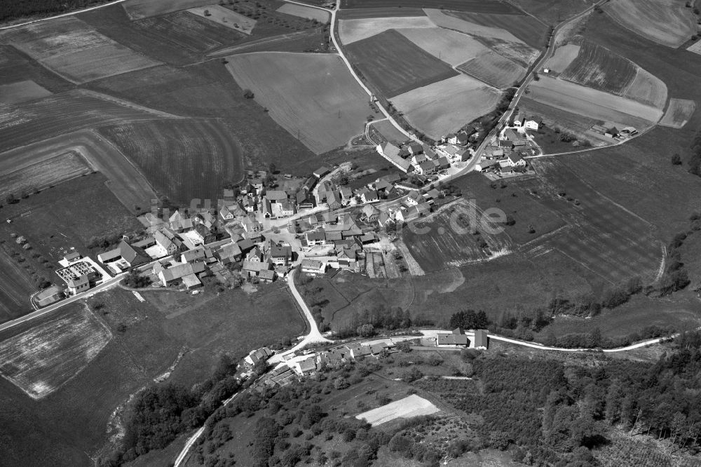 Luftaufnahme Karbach - Dorf - Ansicht der zum Landkreis Haßberge gehörenden Gemeinde Karbach im Bundesland Bayern