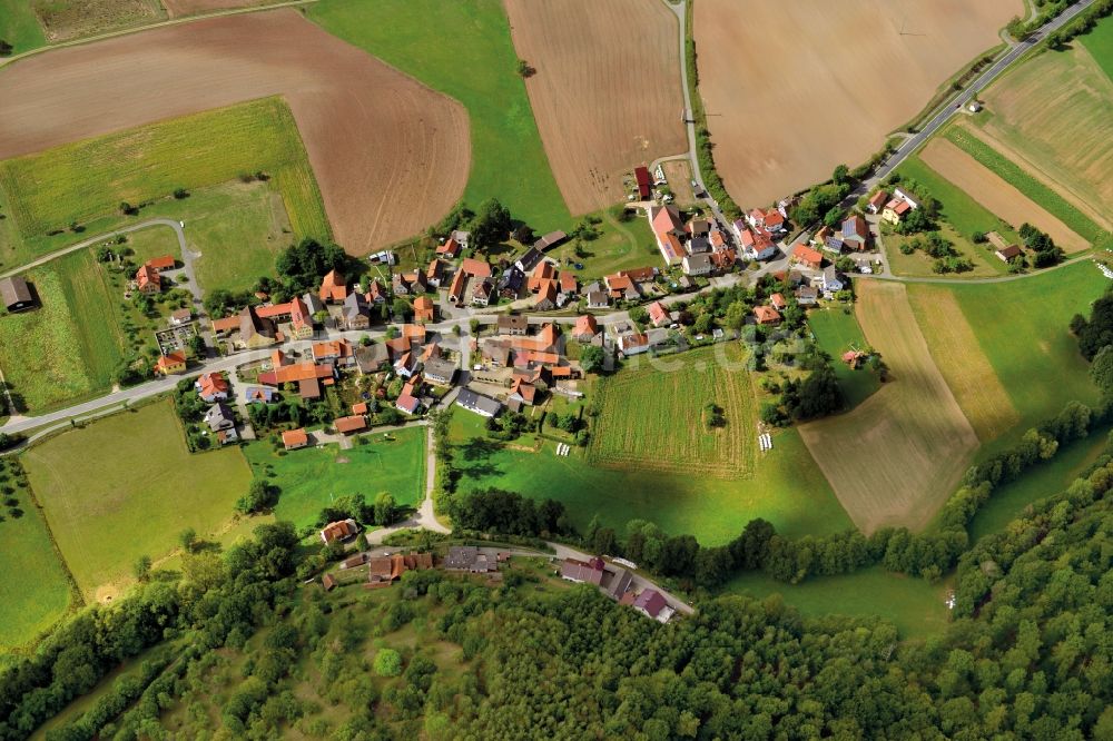 Luftaufnahme Karbach - Dorf - Ansicht der zum Landkreis Haßberge gehörenden Gemeinde Karbach im Bundesland Bayern