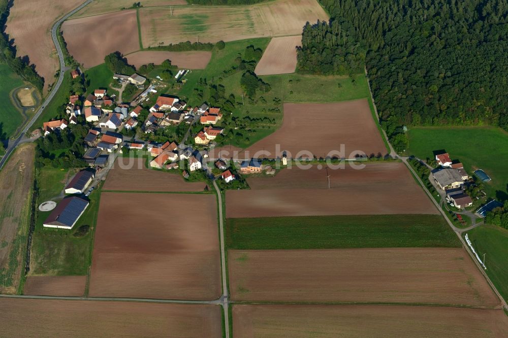 Manau aus der Vogelperspektive: Dorf - Ansicht der zum Landkreis Haßberge gehörenden Gemeinde Manau im Bundesland Bayern