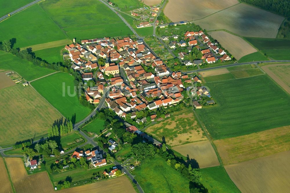 Ostheim aus der Vogelperspektive: Dorf - Ansicht der zum Landkreis Haßberge gehörenden Gemeinde Ostheim im Bundesland Bayern