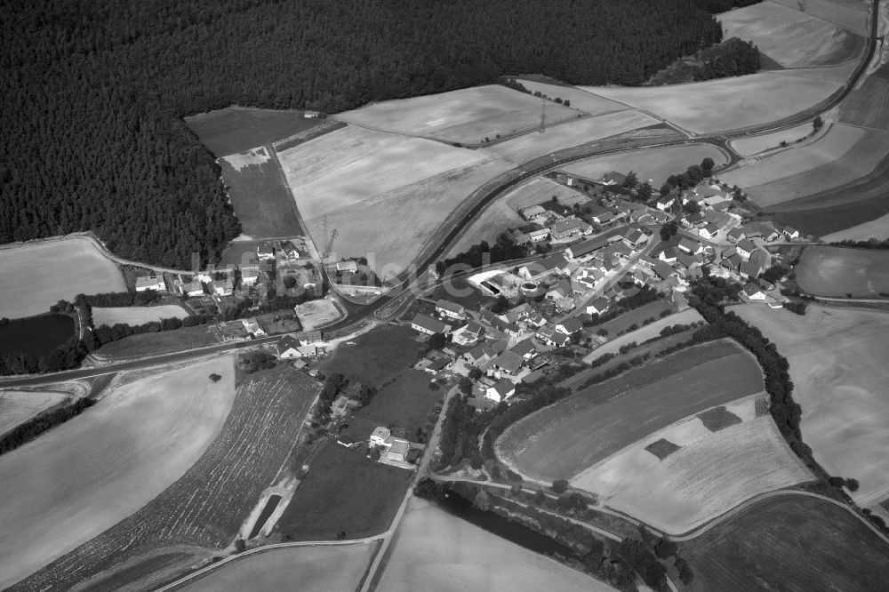 Salmsdorf von oben - Dorf - Ansicht der zum Landkreis Haßberge gehörenden Gemeinde Salmsdorf im Bundesland Bayern