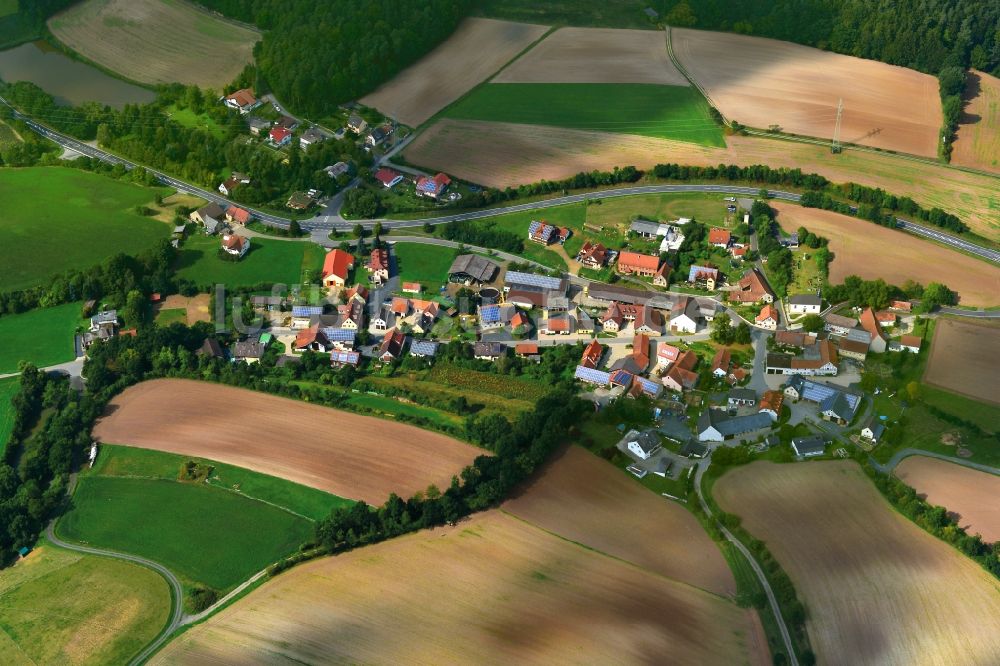 Salmsdorf aus der Vogelperspektive: Dorf - Ansicht der zum Landkreis Haßberge gehörenden Gemeinde Salmsdorf im Bundesland Bayern