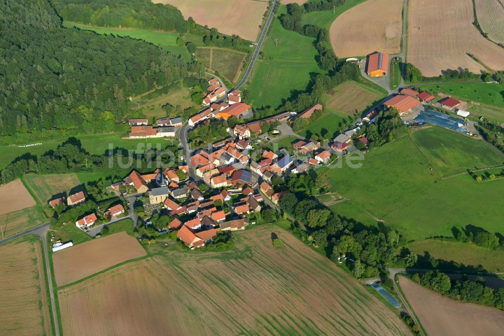 Luftaufnahme Ueschersdorf - Dorf - Ansicht der zum Landkreis Haßberge gehörenden Gemeinde in Ueschersdorf im Bundesland Bayern