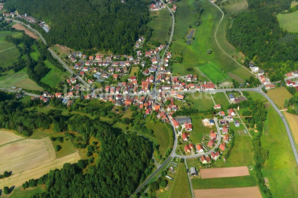 Unterschleichach von oben - Dorf - Ansicht der zum Landkreis Haßberge gehörenden Gemeinde Unterschleichach im Bundesland Bayern