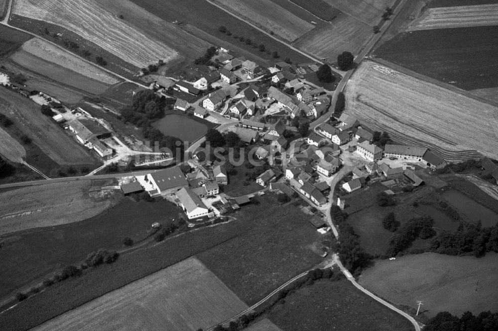 Walchenfeld aus der Vogelperspektive: Dorf - Ansicht der zum Landkreis Haßberge gehörenden Gemeinde Walchenfeld im Bundesland Bayern