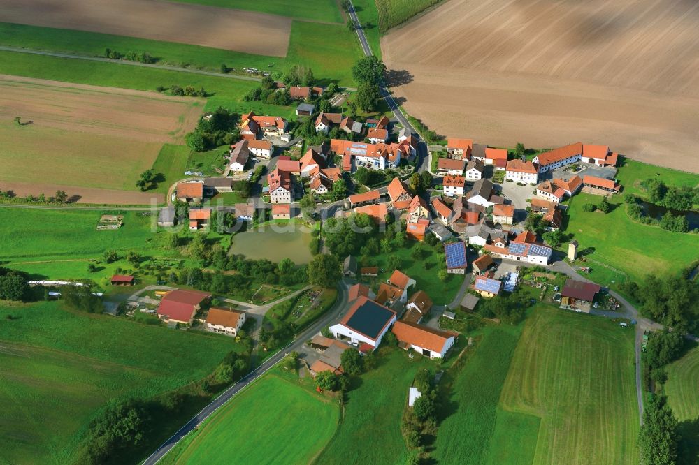 Walchenfeld aus der Vogelperspektive: Dorf - Ansicht der zum Landkreis Haßberge gehörenden Gemeinde Walchenfeld im Bundesland Bayern