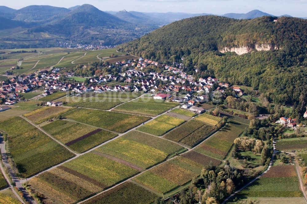 Luftbild Frankweiler - Dorf - Ansicht zwischen Pfälzerwald und Reben vor dem Queichtalausgang in Frankweiler im Bundesland Rheinland-Pfalz