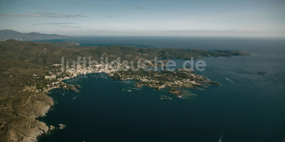 Luftaufnahme Cadaques - Dorf Cadaques in der Provinz Girona in Spanien