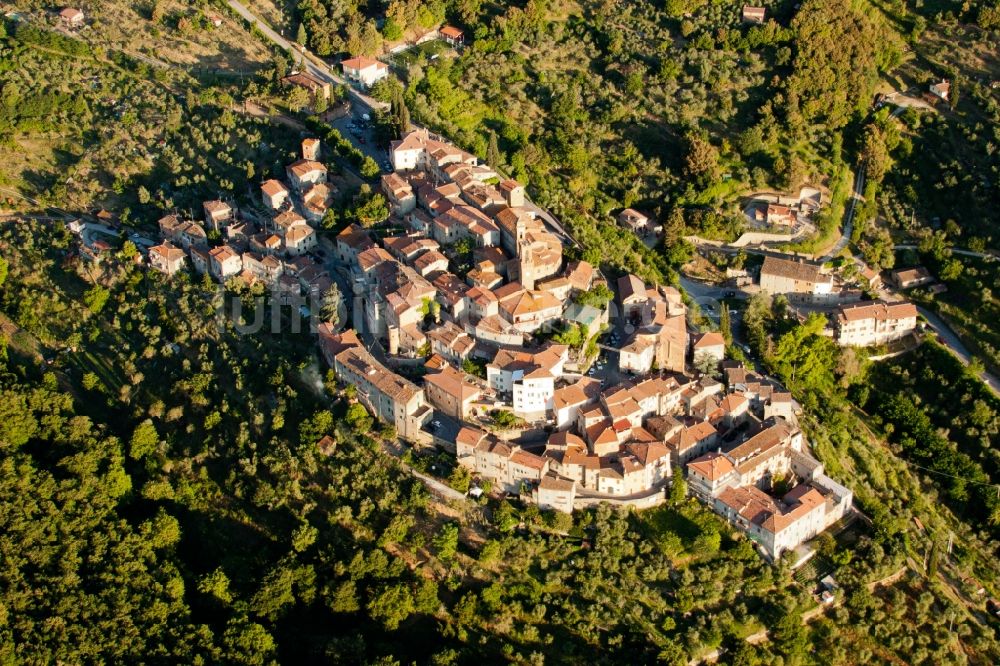 Luftbild Scrofiano - Dorf auf einem Hügel mit Kirchengebäude von CHIESA S. BIAGIO in der Dorfmitte von Scrofiano in Toscana, Italien