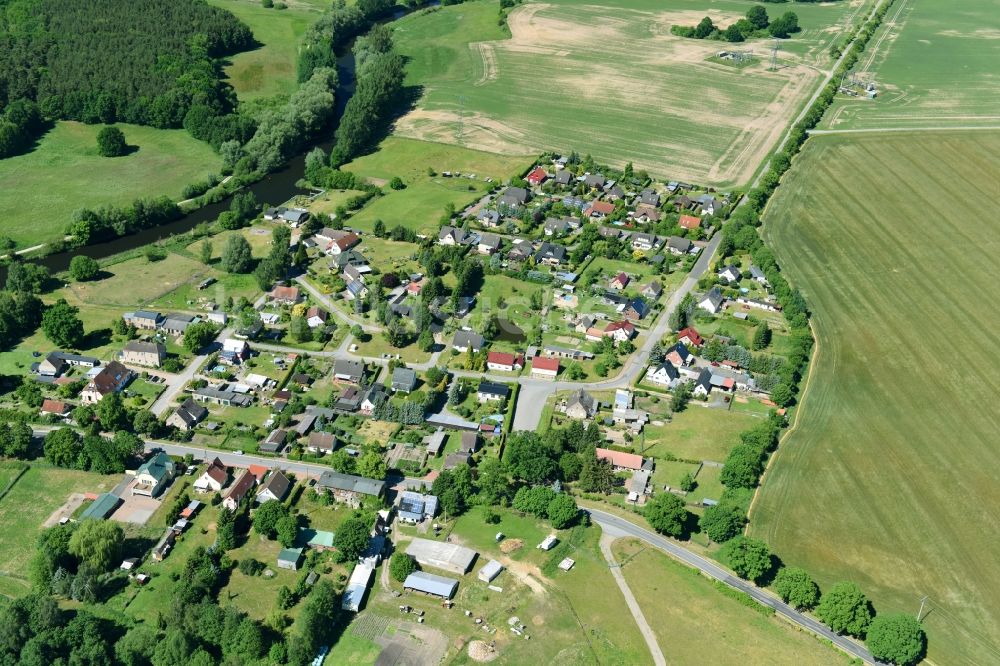 Neuburg von oben - Dorf an den Fluss- Uferbereichen der Elde in Neuburg im Bundesland Mecklenburg-Vorpommern, Deutschland