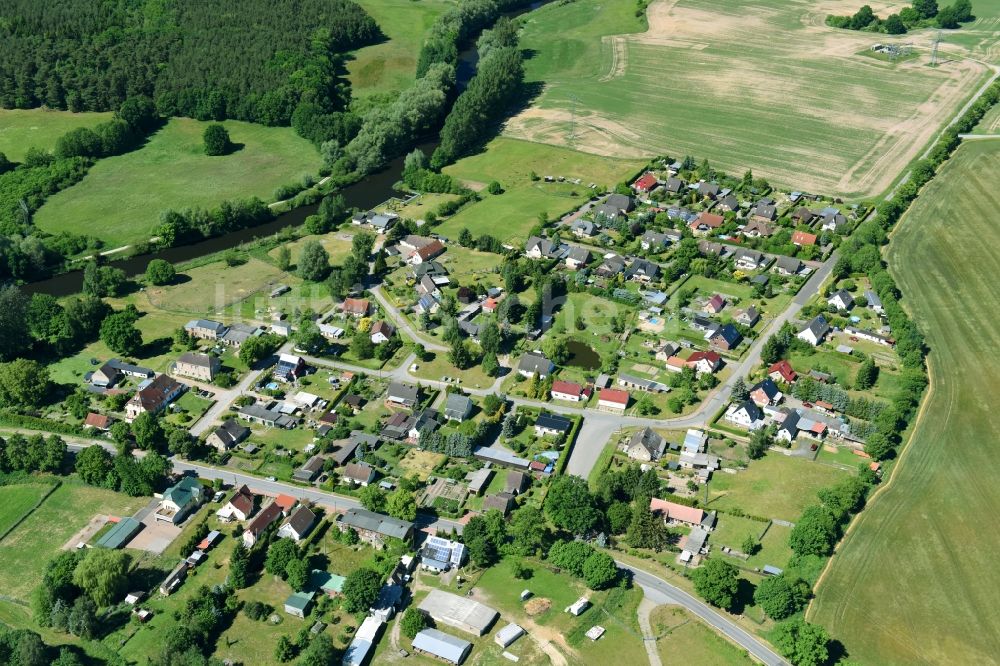 Neuburg aus der Vogelperspektive: Dorf an den Fluss- Uferbereichen der Elde in Neuburg im Bundesland Mecklenburg-Vorpommern, Deutschland