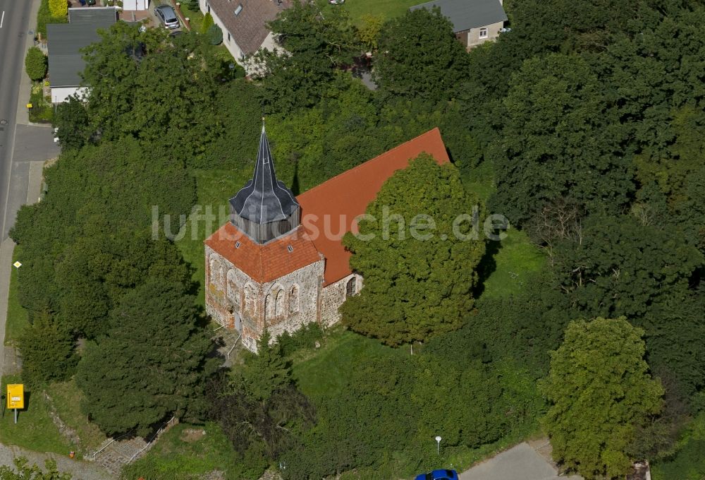 Luftaufnahme Zirchow - Dorf Kirche St. Jacobus in Zirchow auf der Insel Usedom im Bundesland Mecklenburg-Vorpommern