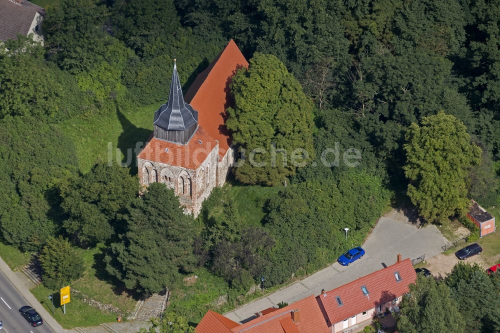 Luftaufnahme Zirchow - Dorf Kirche St. Jacobus in Zirchow auf der Insel Usedom im Bundesland Mecklenburg-Vorpommern