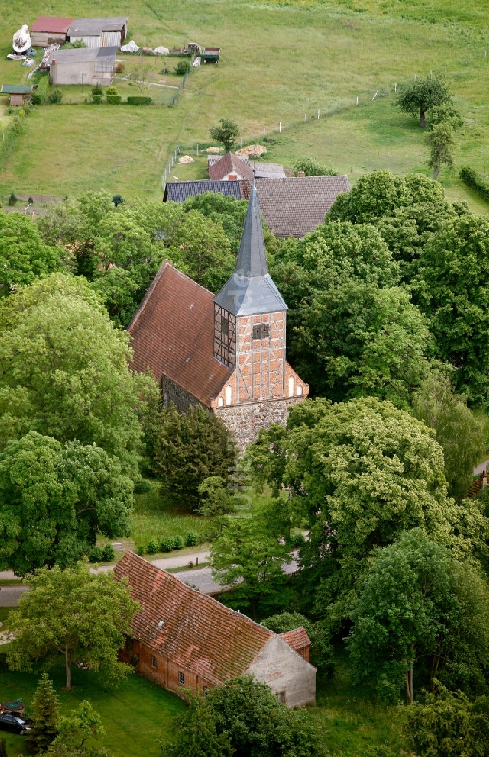 Vipperow von oben - Dorf- Kirche in Vipperow im Bundesland Mecklenburg-Vorpommern