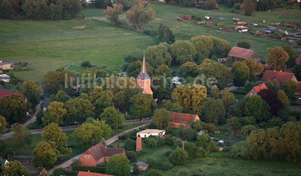 Vipperow aus der Vogelperspektive: Dorf- Kirche in Vipperow im Bundesland Mecklenburg-Vorpommern