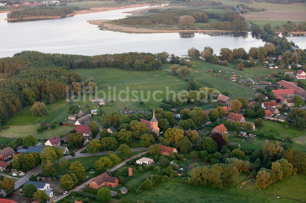 Luftaufnahme Vipperow - Dorf- Kirche in Vipperow im Bundesland Mecklenburg-Vorpommern