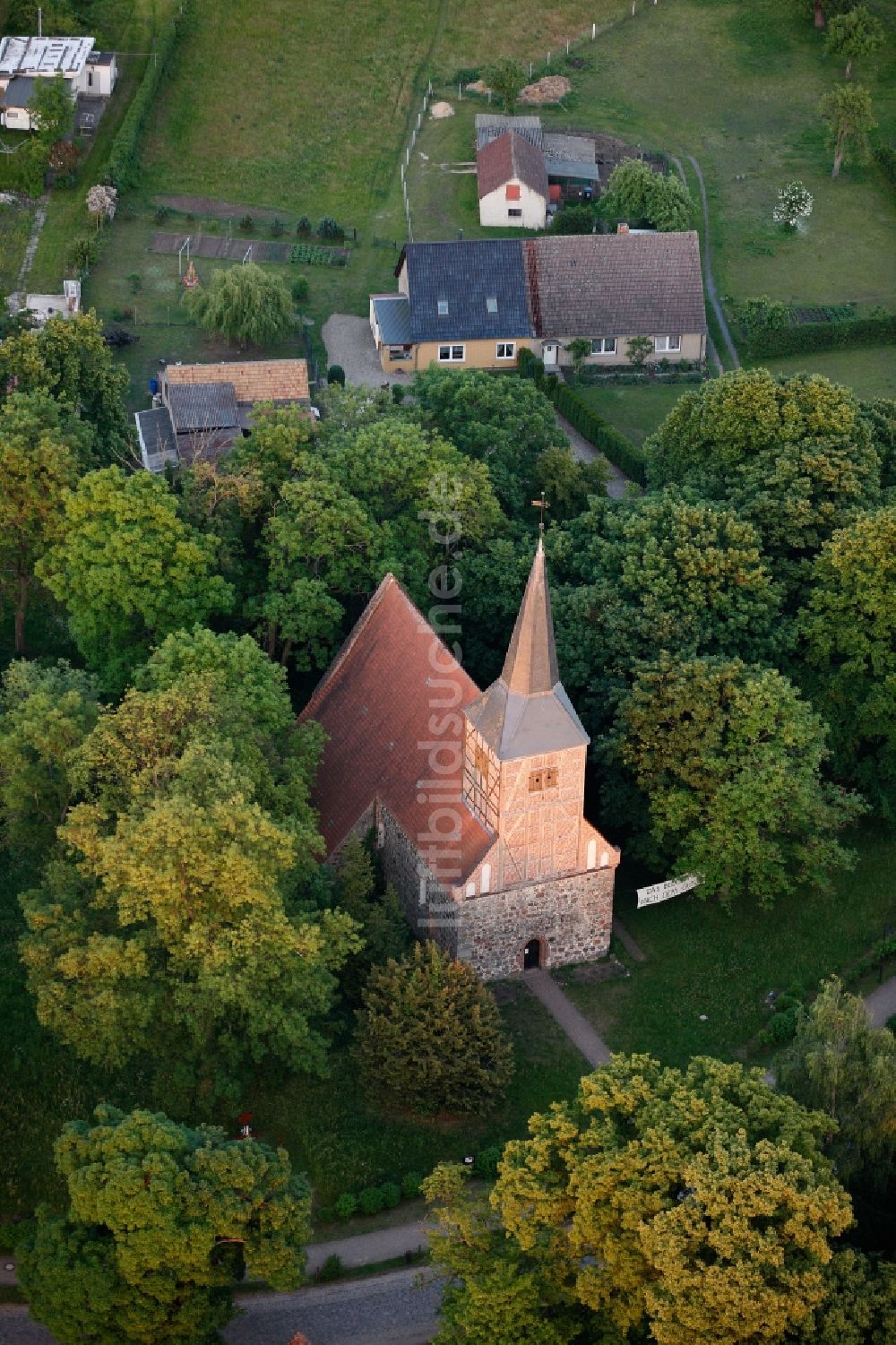 Vipperow aus der Vogelperspektive: Dorf- Kirche in Vipperow im Bundesland Mecklenburg-Vorpommern