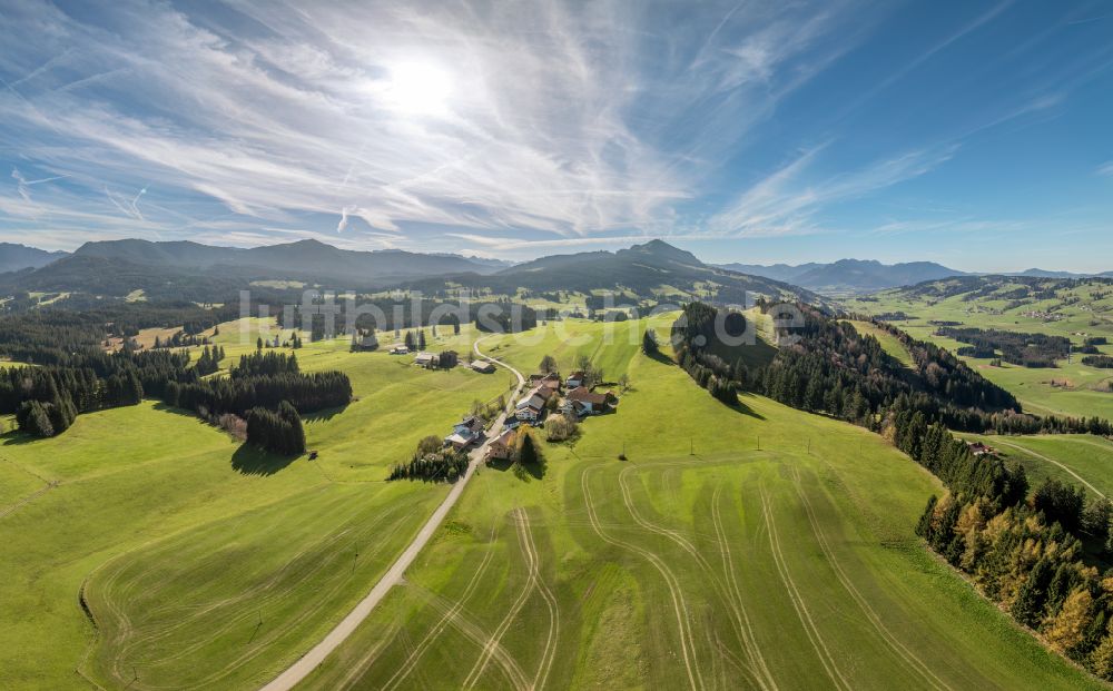 Oberellegg von oben - Dorf in Mitten von Weideland in Oberellegg im Allgäu im Bundesland Bayern, Deutschland