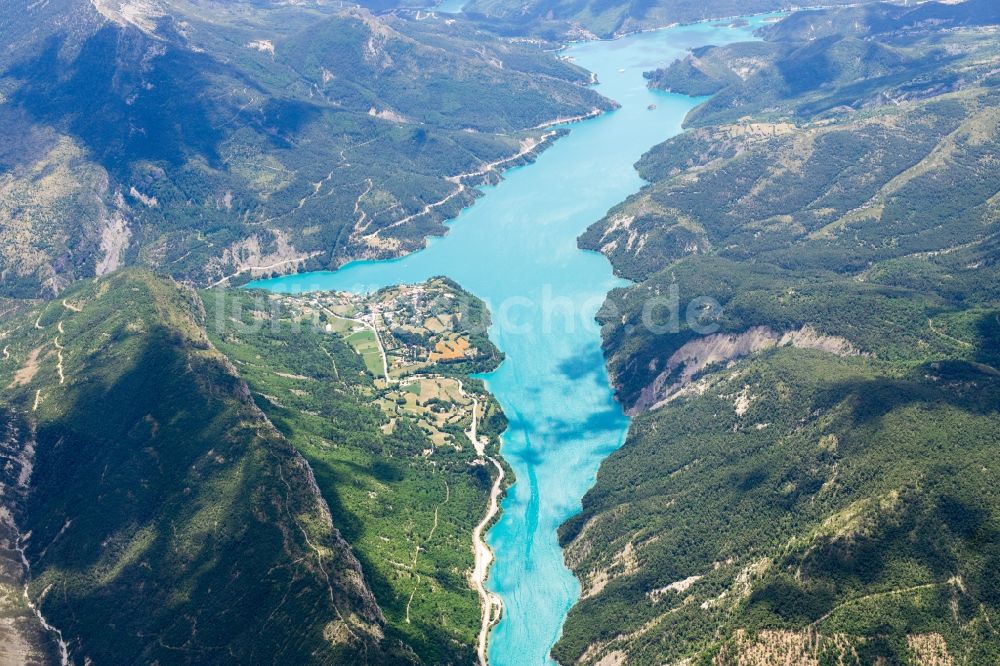 Saint-Julien-du-Verdon von oben - Dorf an den See- Uferbereichen des Lac de castillon in Saint-Julien-du-Verdon in Provence-Alpes-Cote d'Azur, Frankreich