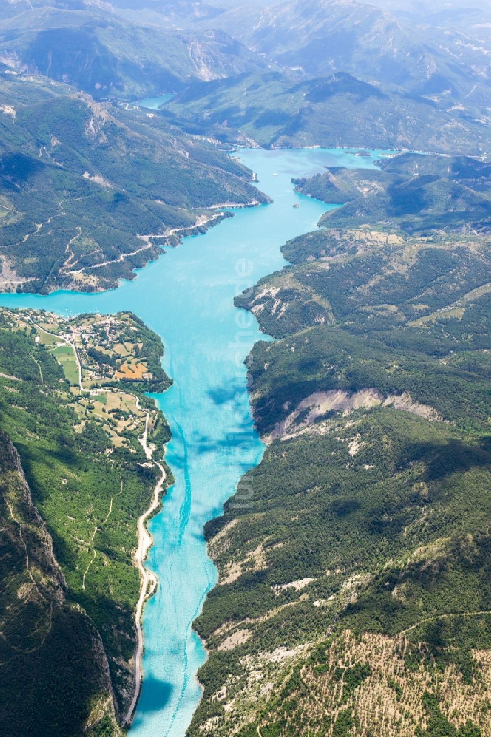 Saint-Julien-du-Verdon aus der Vogelperspektive: Dorf an den See- Uferbereichen des Lac de castillon in Saint-Julien-du-Verdon in Provence-Alpes-Cote d'Azur, Frankreich