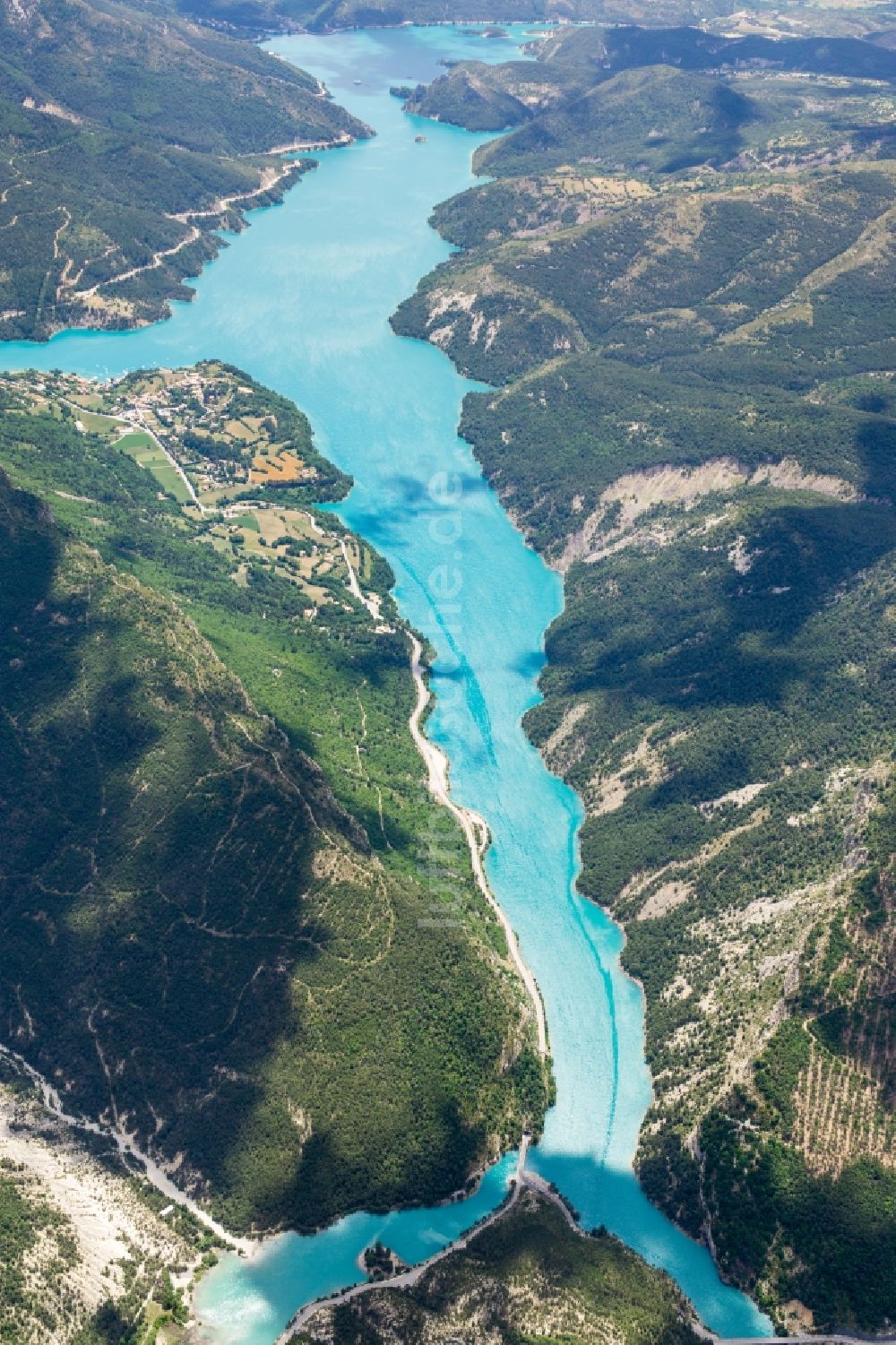 Luftbild Saint-Julien-du-Verdon - Dorf an den See- Uferbereichen des Lac de castillon in Saint-Julien-du-Verdon in Provence-Alpes-Cote d'Azur, Frankreich