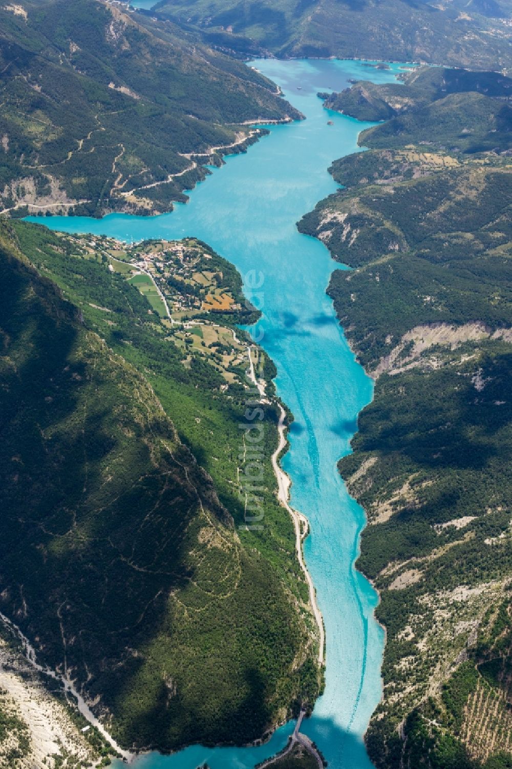 Luftaufnahme Saint-Julien-du-Verdon - Dorf an den See- Uferbereichen des Lac de castillon in Saint-Julien-du-Verdon in Provence-Alpes-Cote d'Azur, Frankreich