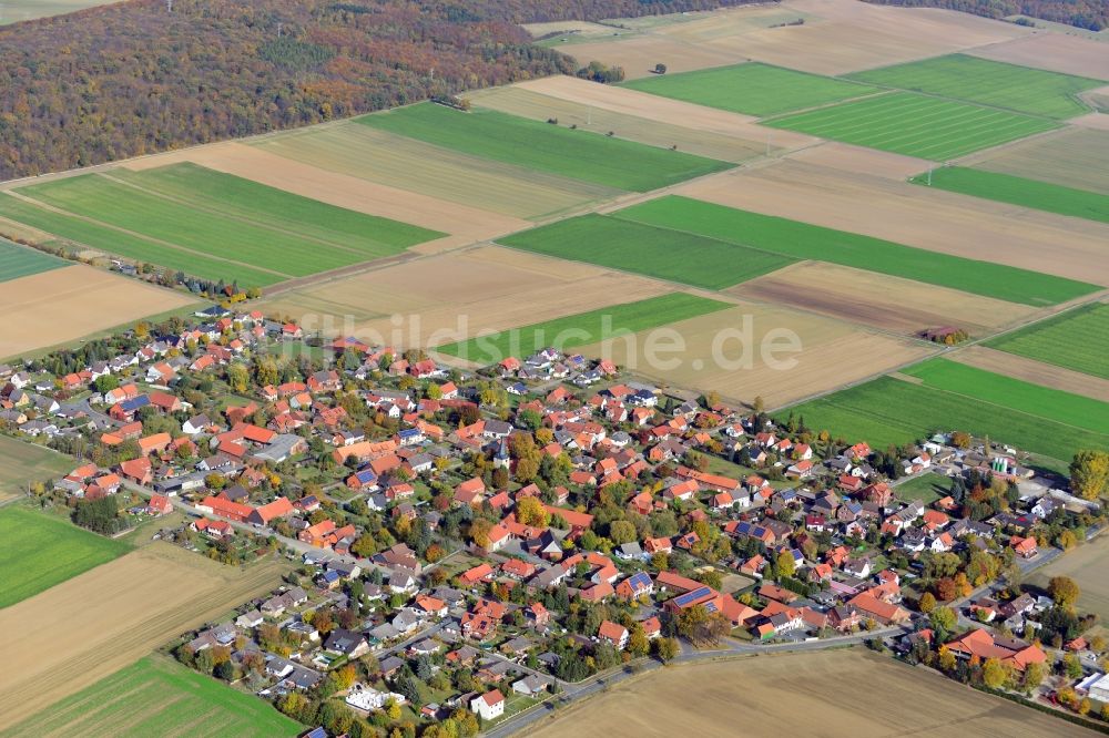 Ackenhausen aus der Vogelperspektive: Dorfansicht von Ackenhausen im Bundesland Niedersachsen