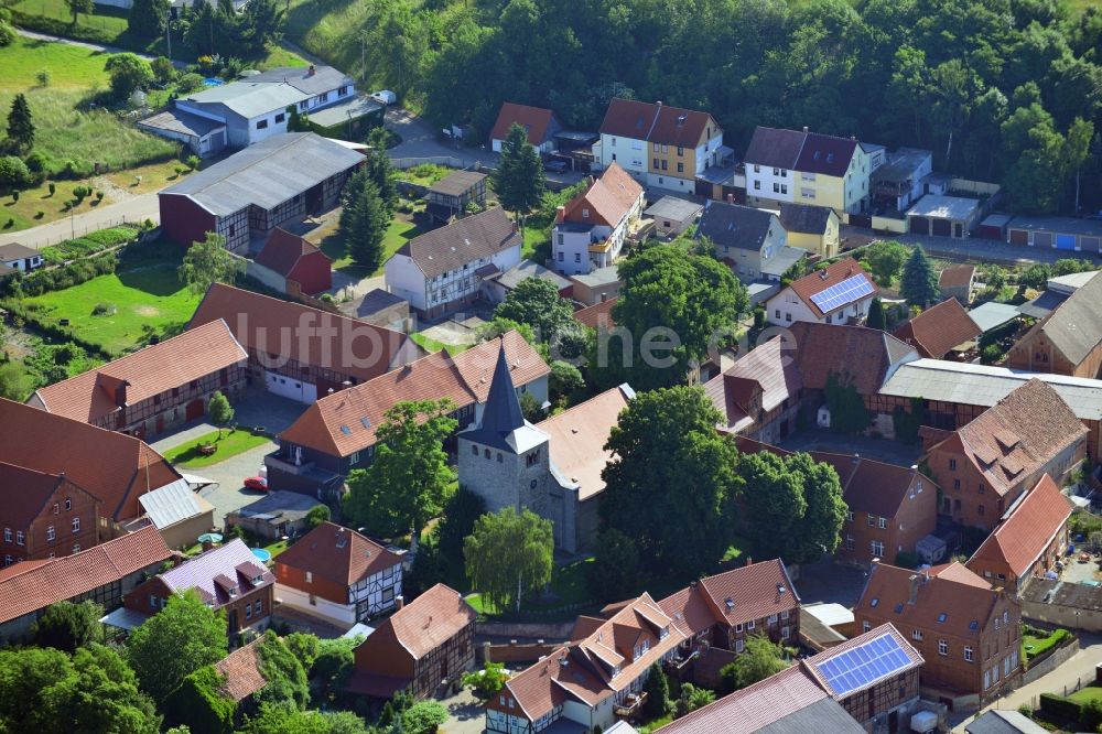 Luftbild Sargstedt - Dorfansicht mit Dorfkirche / Kirche von Sargstedt im Bundesland Sachsen-Anhalt