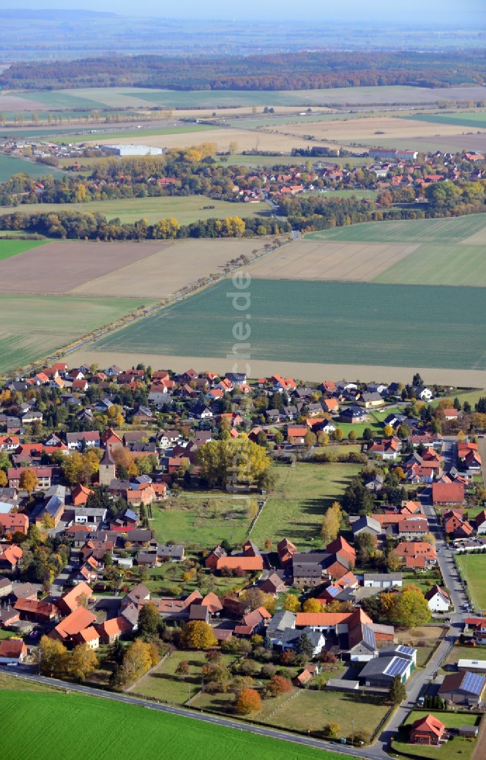 Lochtum von oben - Dorfansicht von Lochtum im Bundesland Niedersachsen