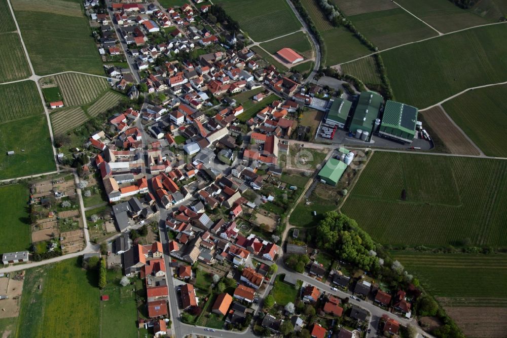 Lonsheim aus der Vogelperspektive: Dorfansicht von Lonsheim ist eine Ortsgemeinde im Landkreis Alzey-Worms in Rheinland-Pfalz