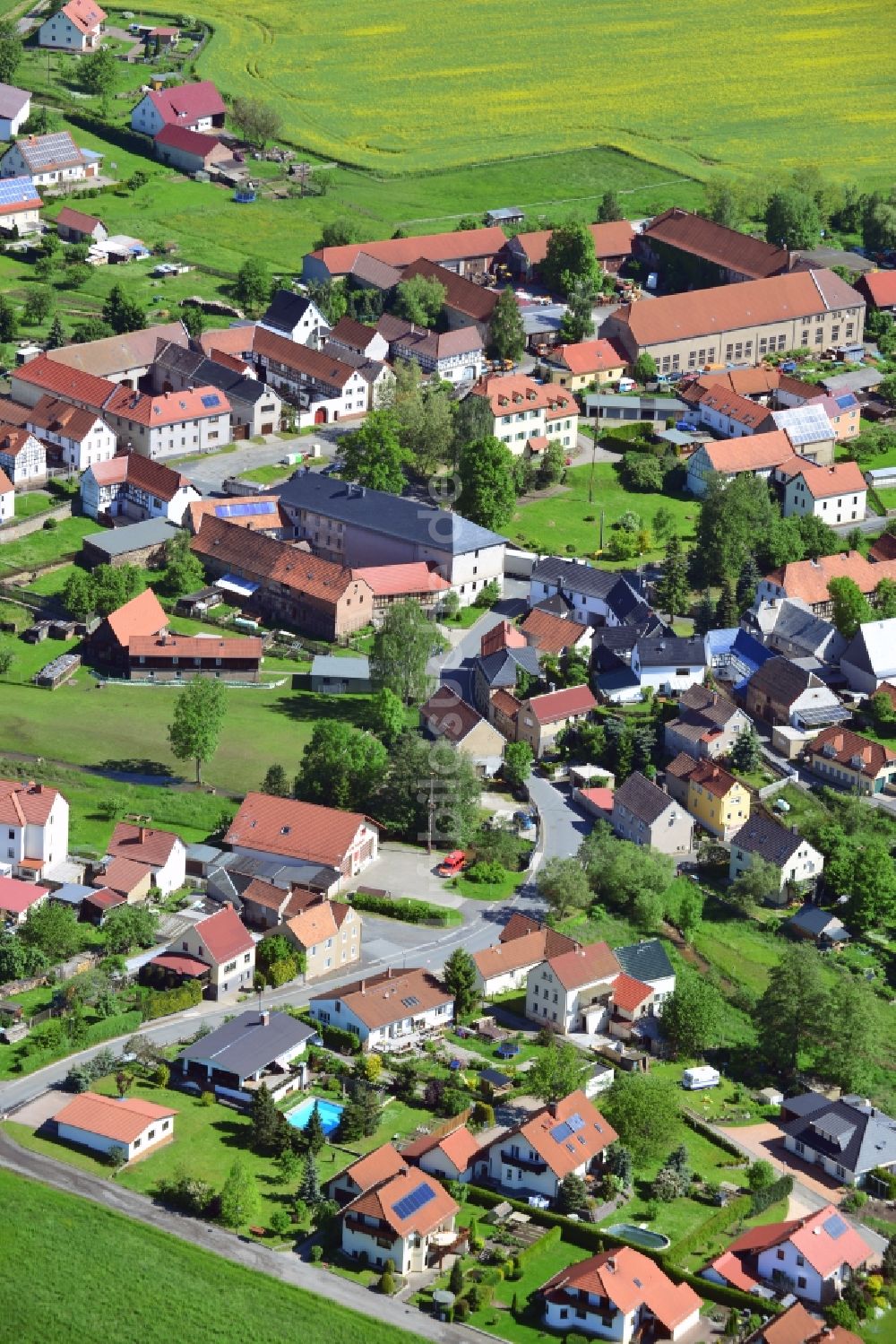 Frießnitz von oben - Dorfansicht der Ortschaft Frießnitz im Bundesland Thüringen