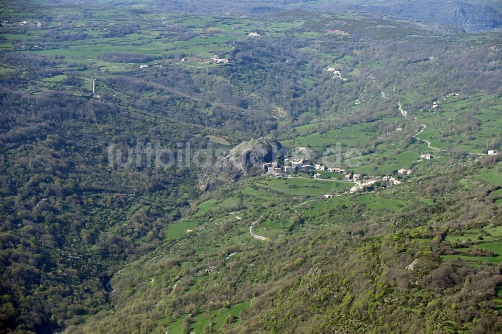 Sceautres von oben - Dorfansicht von Sceautres an einem Basalt- Felsen des Bergmassivs Plateau du Coiron in Auvergne Rhone-Alpes, Frankreich