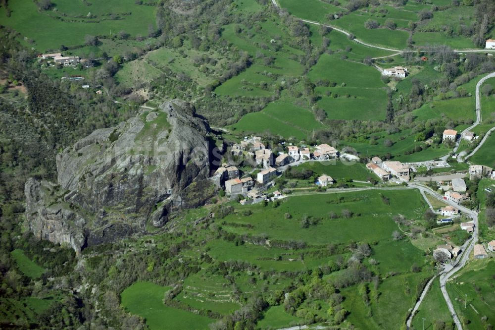 Sceautres aus der Vogelperspektive: Dorfansicht von Sceautres an einem Basalt- Felsen des Bergmassivs Plateau du Coiron in Auvergne Rhone-Alpes, Frankreich