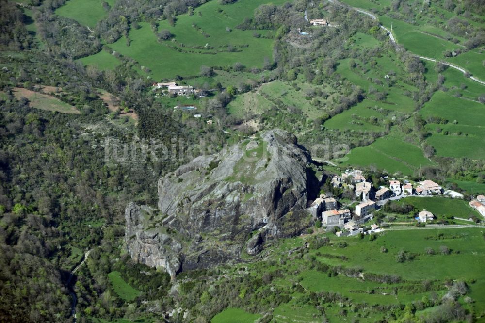 Luftbild Sceautres - Dorfansicht von Sceautres an einem Basalt- Felsen des Bergmassivs Plateau du Coiron in Auvergne Rhone-Alpes, Frankreich