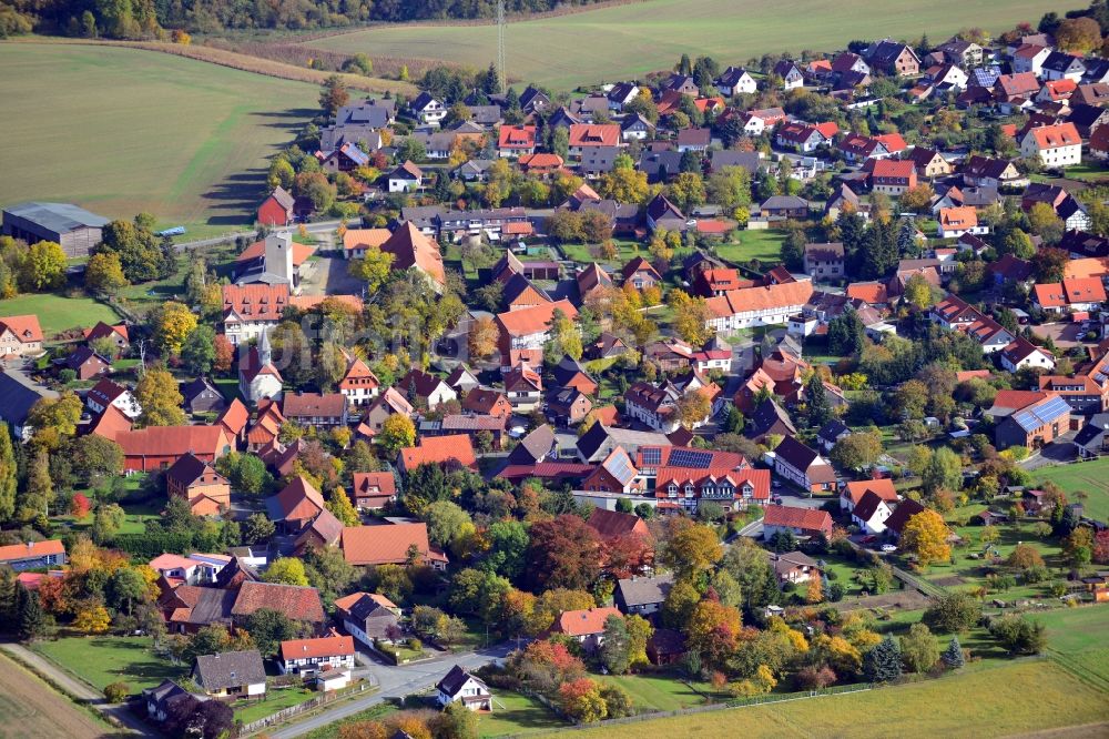 Weddingen aus der Vogelperspektive: Dorfansicht von Weddingen im Bundesland Niedersachsen