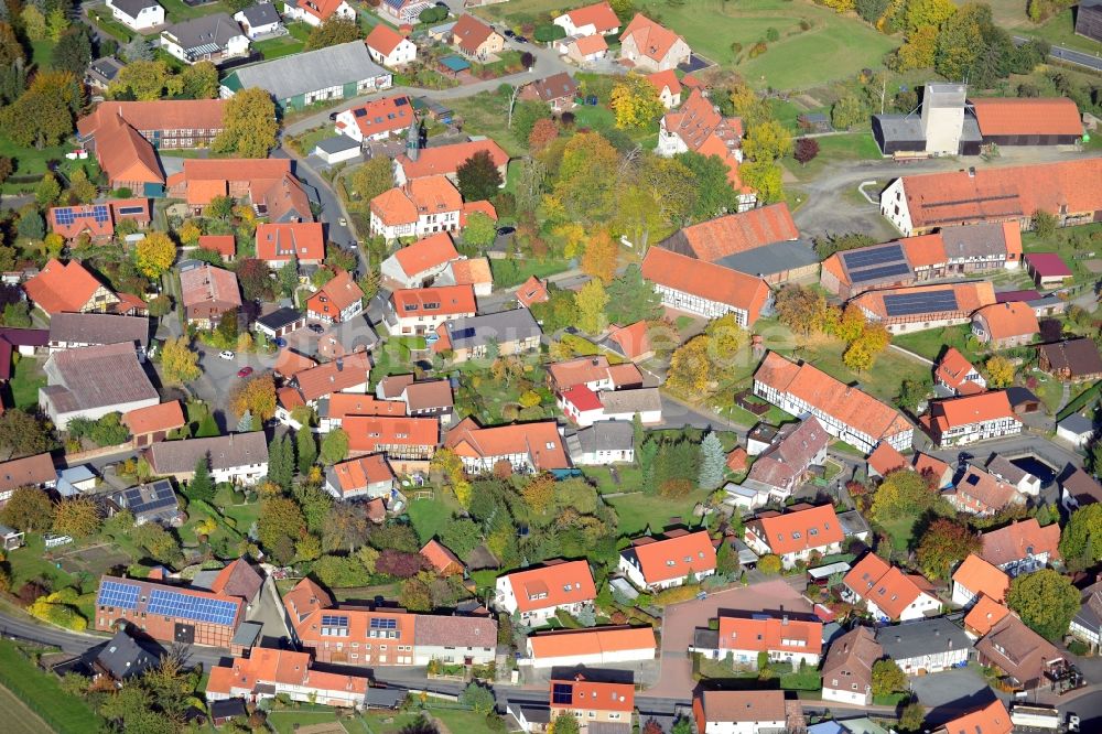 Weddingen aus der Vogelperspektive: Dorfansicht von Weddingen im Bundesland Niedersachsen