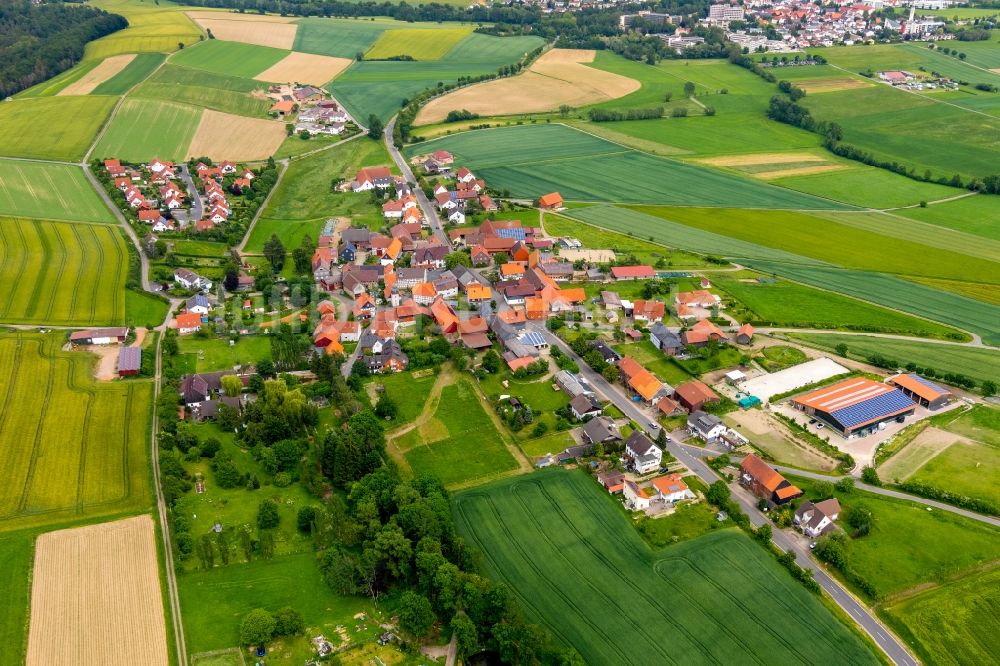 Albertshausen von oben - Dorfkern in Albertshausen im Bundesland Hessen, Deutschland