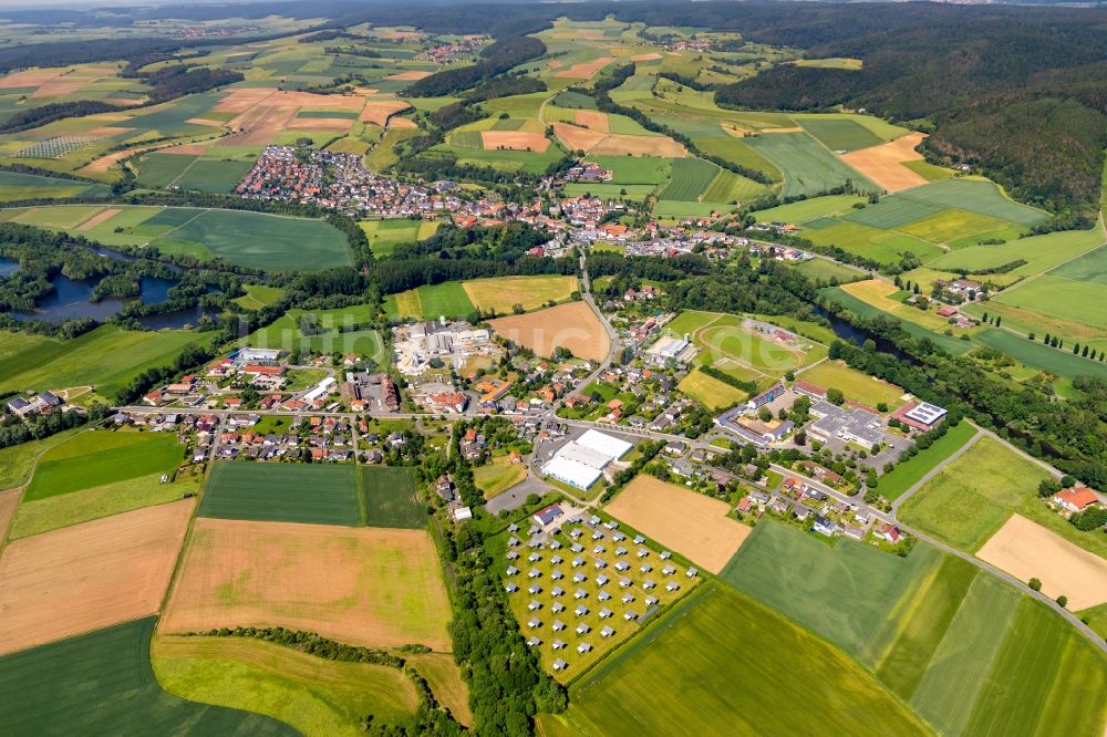 Bahnhof von oben - Dorfkern in Bahnhof im Bundesland Hessen, Deutschland