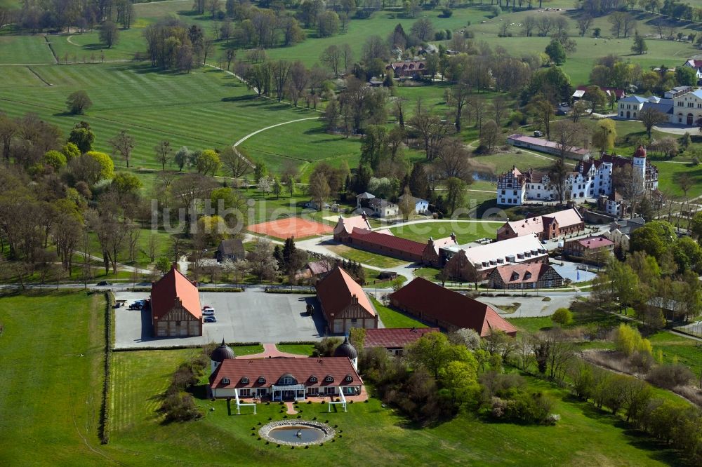 Luftaufnahme Basedow - Dorfkern in Basedow im Bundesland Mecklenburg-Vorpommern, Deutschland