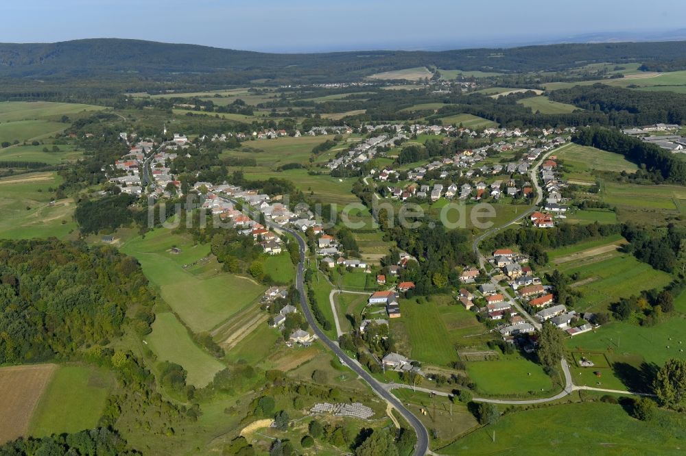 Borzavar von oben - Dorfkern in Borzavar in Wesprim, Ungarn