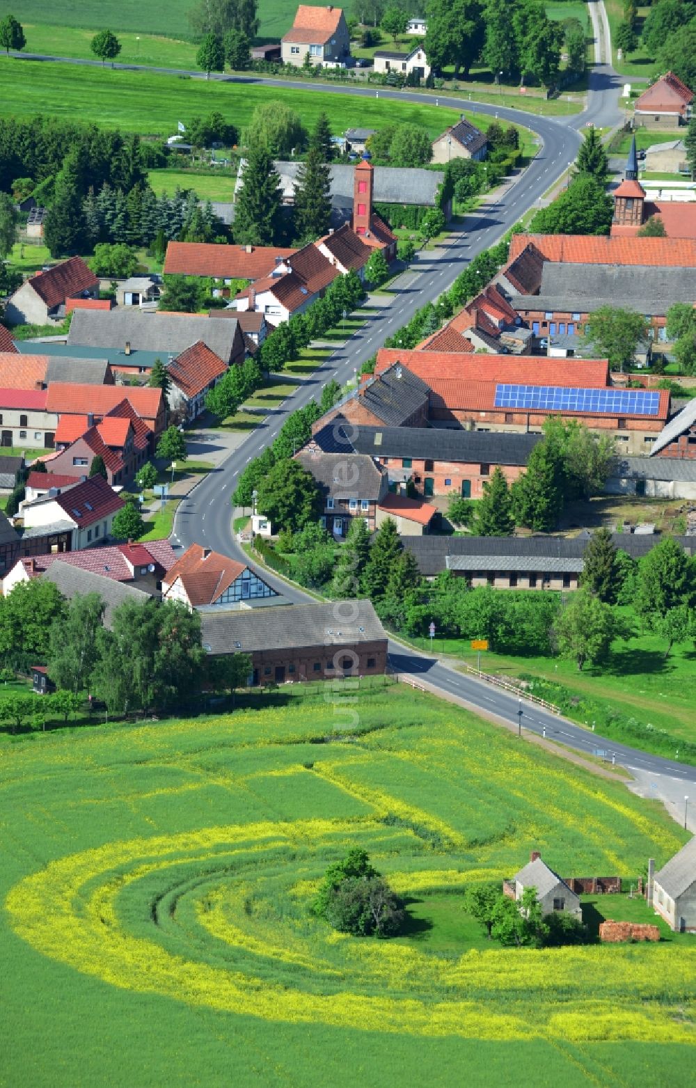 Wohlenberg aus der Vogelperspektive: Dorfkern an der Bundesstraße L9 in Wohlenberg in der Altmark im Bundesland Sachsen-Anhalt